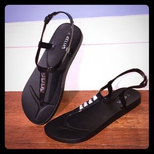 NWOT Delia’s sandal, black 7/8